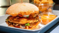 Ein Burger mit Tindle Kunstfleisch Ein Burger mit Tindle Kunstfleisch