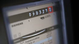 Ein Drehstromzähler misst den Stromverbrauch eines Haushaltes.