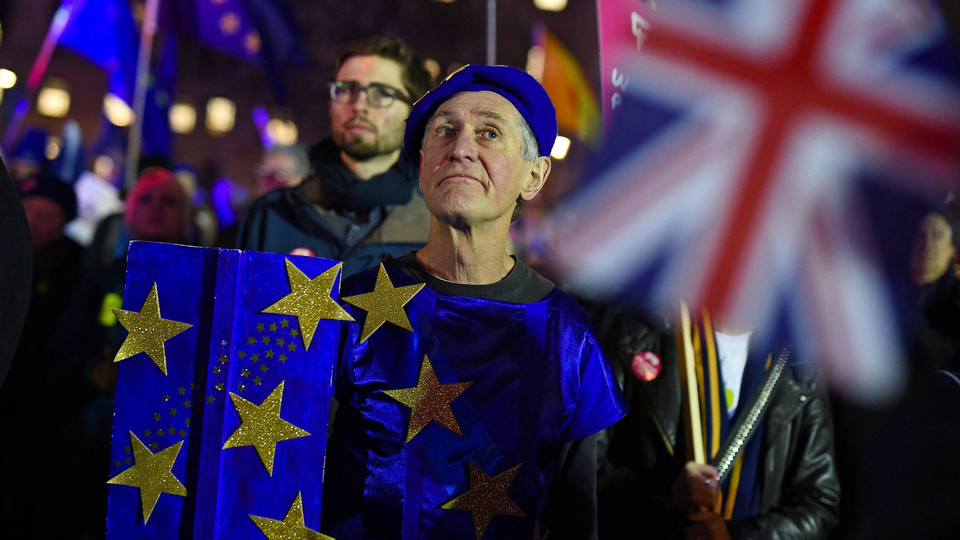 Wie es nun weitergeht, fragen sich nicht nur die vielen Briten, die gestern vor dem Parlament demonstrierten.