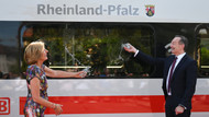 Der 100. ICE 4 der Deutschen Bahn wird von Malu Dreyer (SPD), Ministerpräsidentin von Rheinland-Pfalz, und Volker Wissing (FDP), Bundesverkehrsminister auf den Namen "Rheinland-Pfalz" getauft. Der 100. ICE 4 der Deutschen Bahn wird von Malu Dreyer (SPD), Ministerpräsidentin von Rheinland-Pfalz, und Volker Wissing (FDP), Bundesverkehrsminister auf den Namen "Rheinland-Pfalz" getauft.