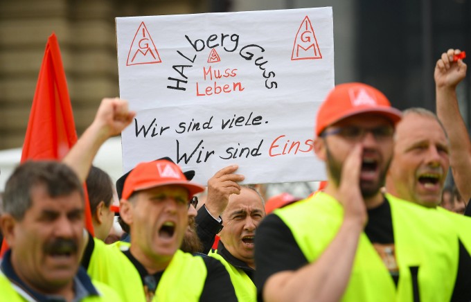 With chants and placards, the employees give vent to their displeasure. 