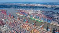 Ein Meer an Containern: Die Chinesen wollen sich am kleinsten Terminal im Hamburger Hafen beteiligen. Ein Meer an Containern: Die Chinesen wollen sich am kleinsten Terminal im Hamburger Hafen beteiligen.