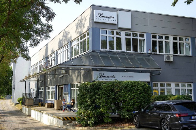 Unternehmenssitz und einzige Fertigungsstätte von Burmester liegen in einem Gewerbegebiet nahe des Bahnhofs Berlin-Südkreuz. Unternehmenssitz und einzige Fertigungsstätte von Burmester liegen in einem Gewerbegebiet nahe des Bahnhofs Berlin-Südkreuz.