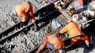 Fünf Monate Schmerz, acht bis zehn Jahre baufrei: Die deutschen Bahnstrecken werden bis 2024 einer Generalsanierung unterzogen. Fünf Monate Schmerz, acht bis zehn Jahre baufrei: Die deutschen Bahnstrecken werden bis 2024 einer Generalsanierung unterzogen.
