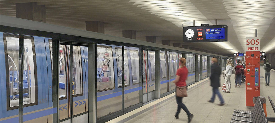 Ein am Computer entworfenes Bild: So könnte es an Münchener U-Bahnhaltestellen bald aussehen.