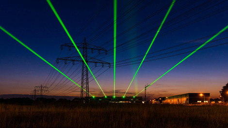 Vom Forschungszentrum des  European XFEL in Schenefeld zeichnen grüne Laserstrahlen ihre Bahn in Richtung Hamburg. Sie läuten symbolisch den Start des hellsten Röntgenlasers der Welt am 1.09.2017 ein. 