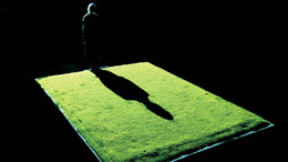 Die slowenische BioArt-Künstlerin Špela Petrič bei ihrer Langzeitperformance „Skotopoiesis“ vor dem Kresse-Feld, produziert von der Kapelica Gallery.