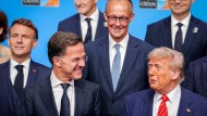 Bald mit Japaner? US-Präsident Donald Trump mit Frankreichs Präsident Emmanuel Macron, Mark Rutte, Generalsekretär der NATO, und Bundeskanzler Friedrich Merz (CDU) beim Fototermin in Den Haag