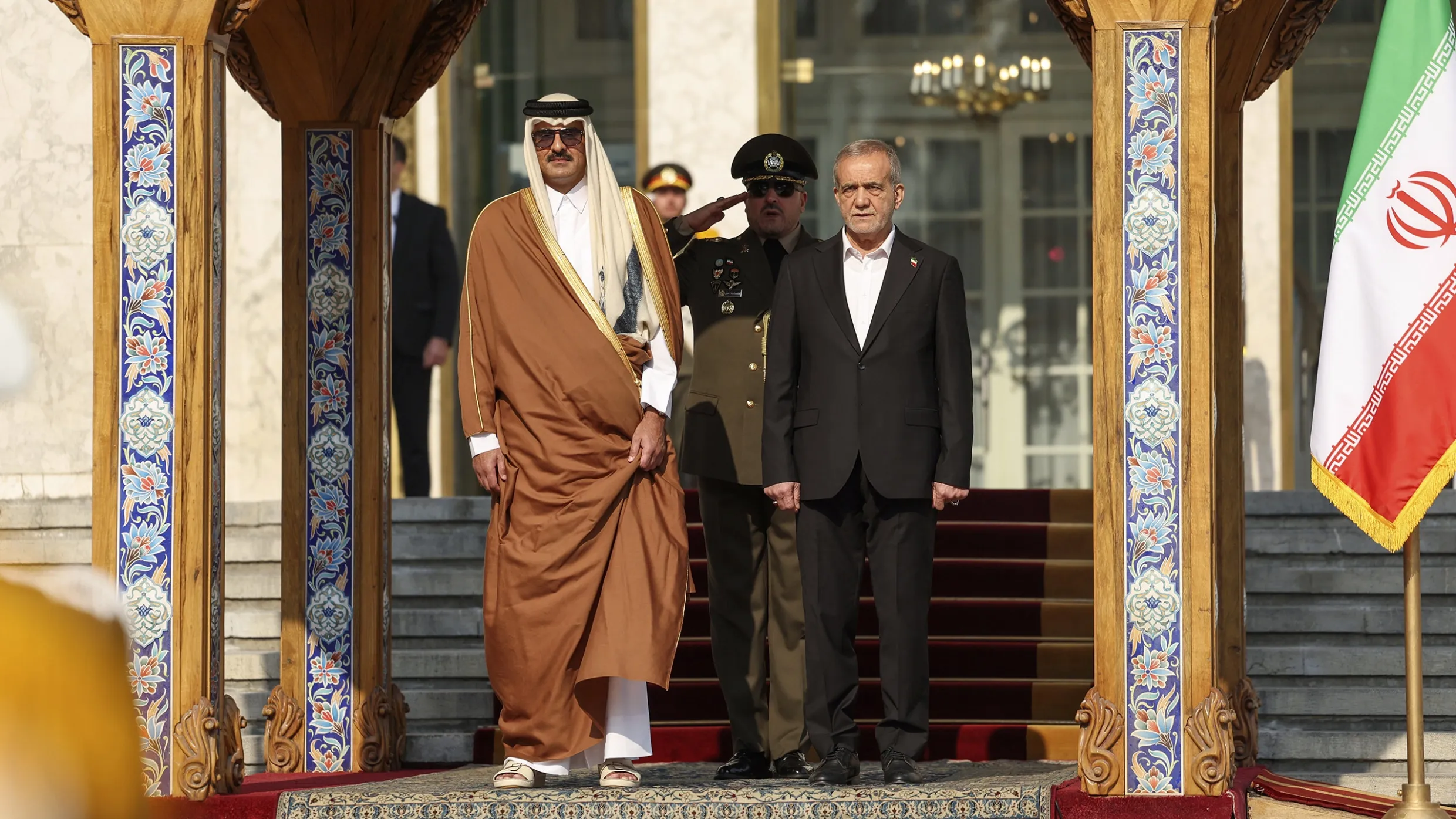 Qatar vermittelt auch zwischen dem Westen und dem Iran: der Emir von Katar, Tamim Bin Hamad Al Thani (l), und Irans Präsident Massud Peseschkian - dpa