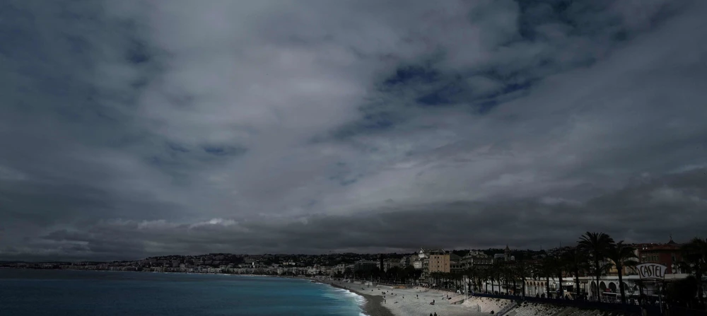 People on the beach and on the promenade of the Anglais in Nice. In the morning, the electricity was largely out of the city in the morning.