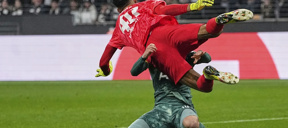 Eintracht frankfurt Goalkeeper Kaua Santos injured, Götze Sidelined