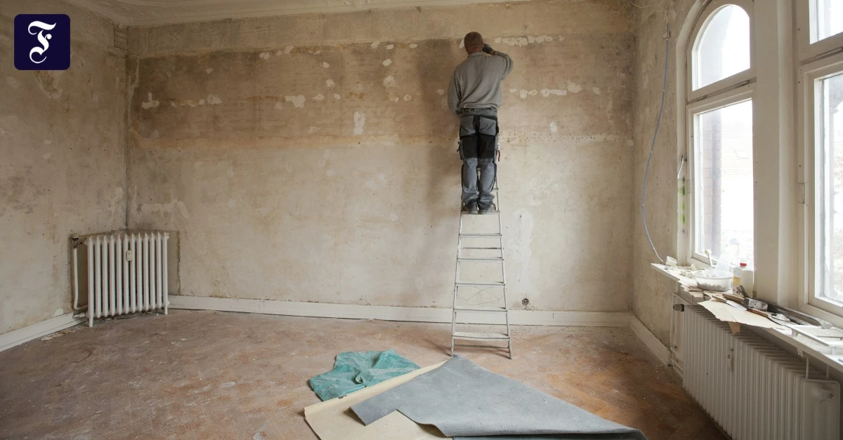 Student is looking for an apartment: dilapidated balcony and loose wallpaper for 1550 euros