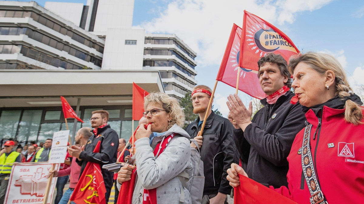 Teilnehmer einer IG-Metall-Demonstration im April 2025 - Lucas Bäuml