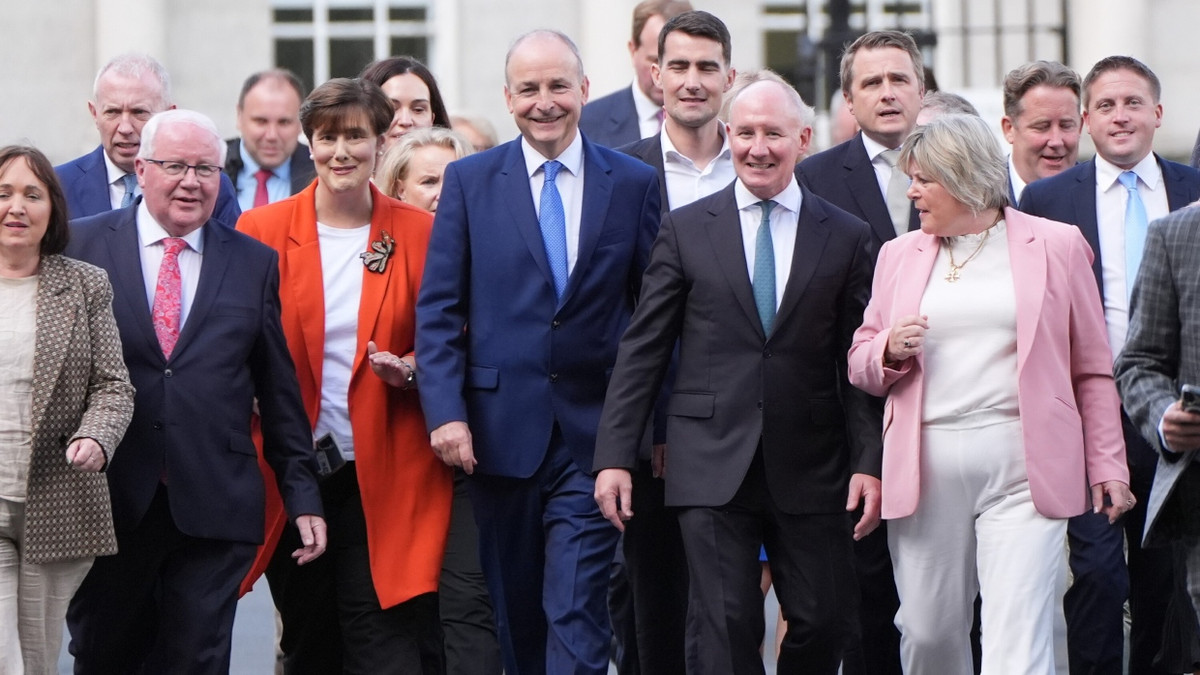 Da schien die Welt noch in Ordnung: Ministerpräsident Martin (im blauen Anzug) mit seinem Kandidaten Gavin und Parteifreunden der Fianna Fail - Picture Alliance
