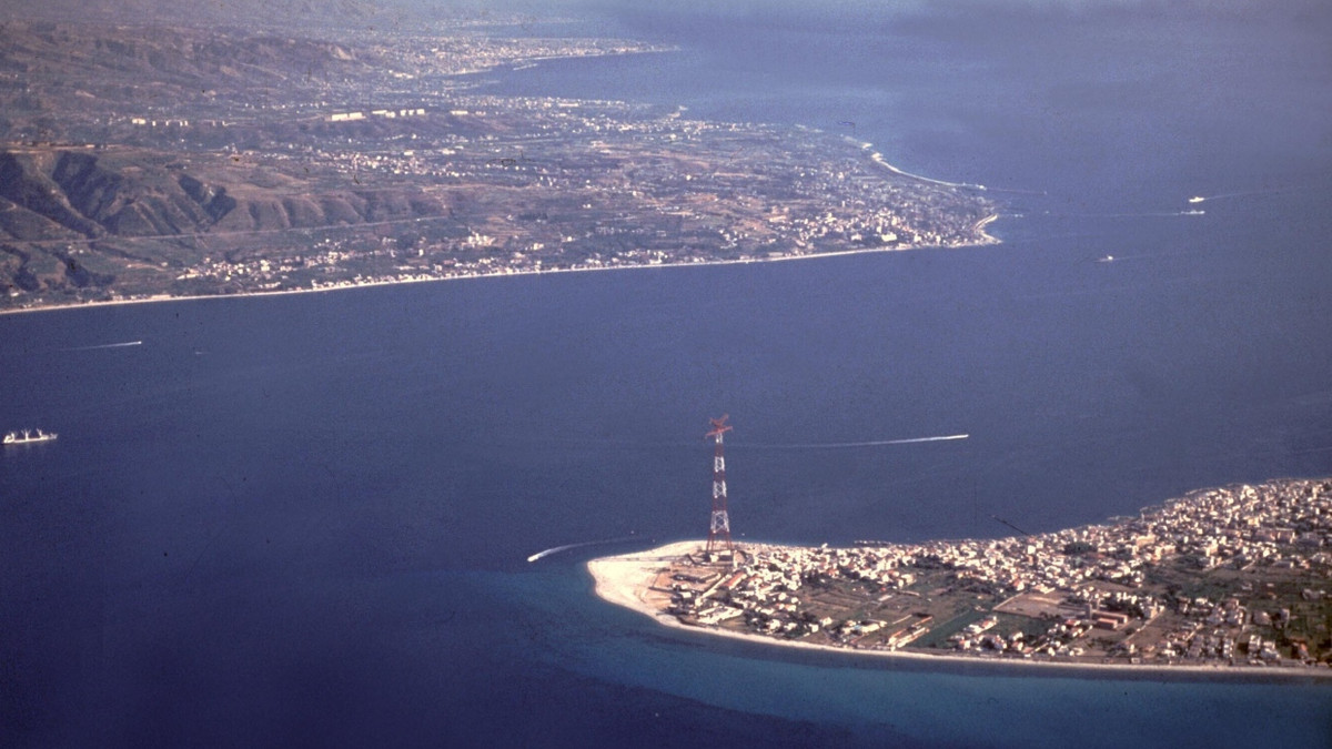 Die Meerenge von Messina zwischen Sizilien und Kalabrien. - Picture Alliance