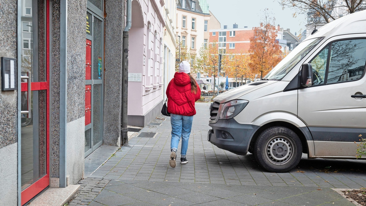 Eigentlich gehen die Frankfurter ausgesprochen gerne zu Fuß – wenn ihnen dafür genügend Platz bleibt. - Martin Albermann