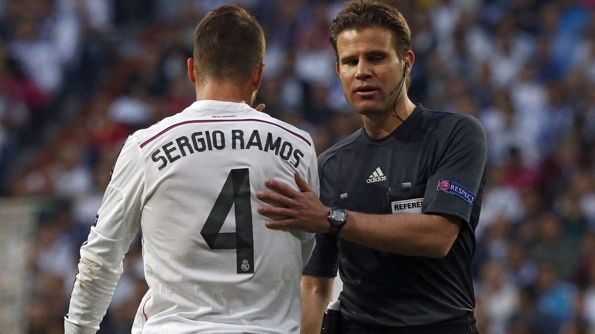 Felix Brych (rechts) ist 50 Jahre alt und mit 359 Einsätzen Rekord-Schiedsrichter der Bundesliga. - picture alliance / dpa