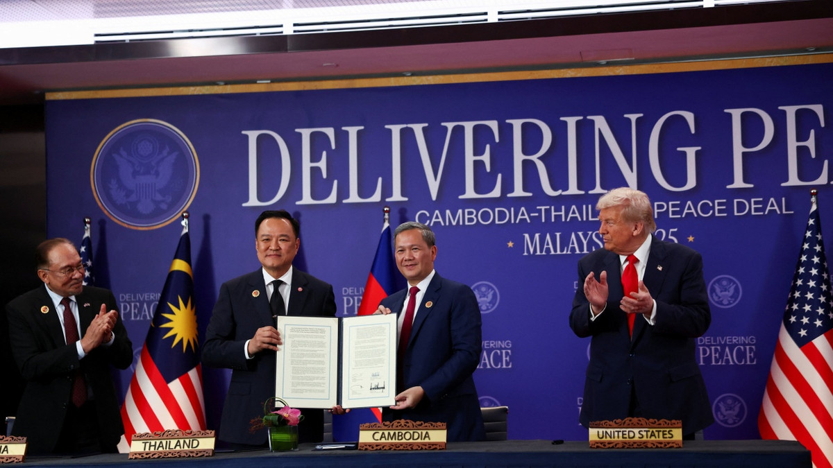 Malaysias Ministerpräsident Anwar Ibrahim neben den Regierungschefs von Thailand und Kambodscha, Anutin Charnvirakul und Hun Manet, sowie US-Präsident Donald Trump am Sonntag - Reuters