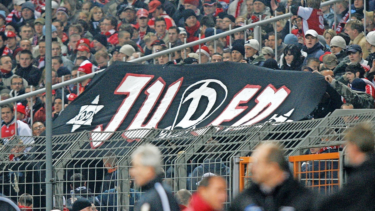 Hassbotschaft: antisemitisches Banner im Cottbuser Fanblock - dpa