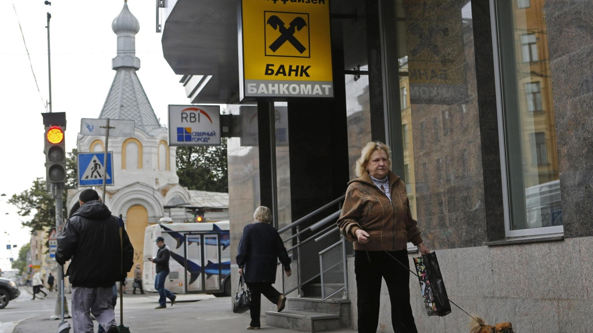 Trotz EU-Sanktionen: Warum westliche Banken an Russland klammern