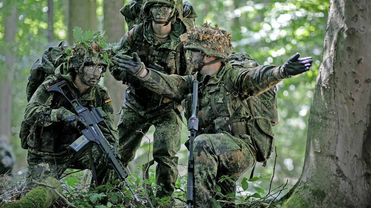 Abwehrbereit: Soldaten in der Grundausbildung - Picture Alliance