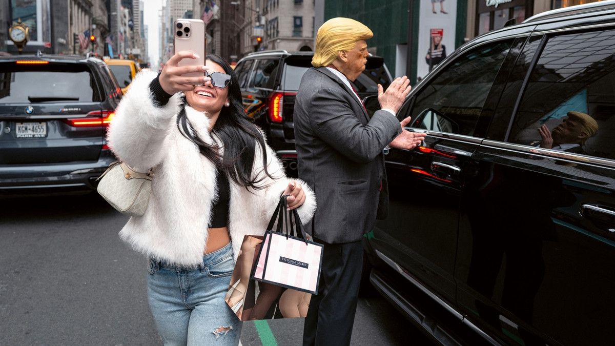 Die Straßen von New York: Was will der Mann mit der Trump-Maske?