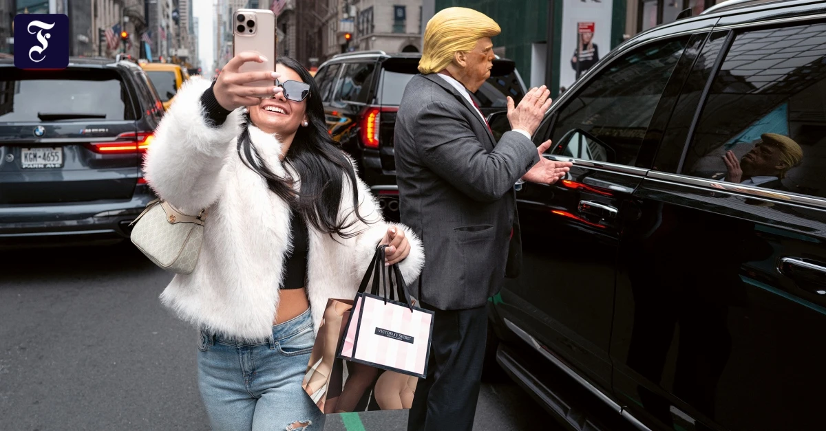 Die-Stra-en-von-New-York-Was-will-der-Mann-mit-der-Trump-Maske-