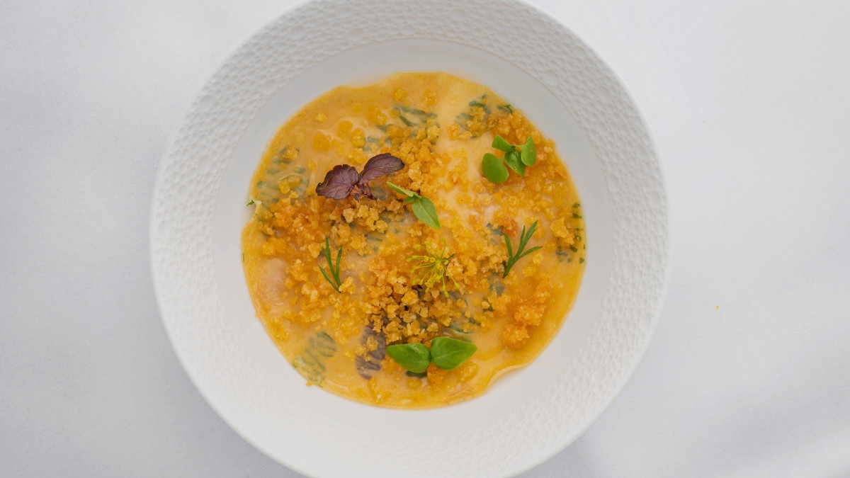 Zwischengang: Offener Raviolo mit Eigelbcreme und Orangencrumble. - Wonge Bergmann