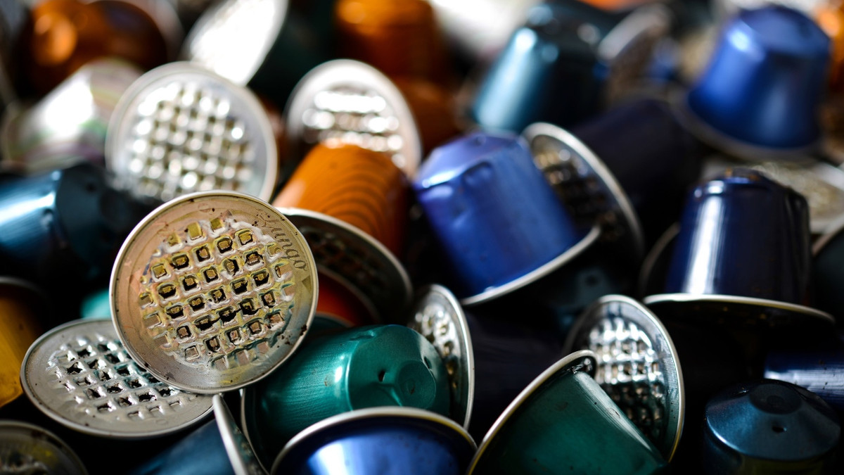 Leere Kaffeekapseln von Nespresso: Das Kaffeegeschäft von Nestlé läuft noch. - dpa