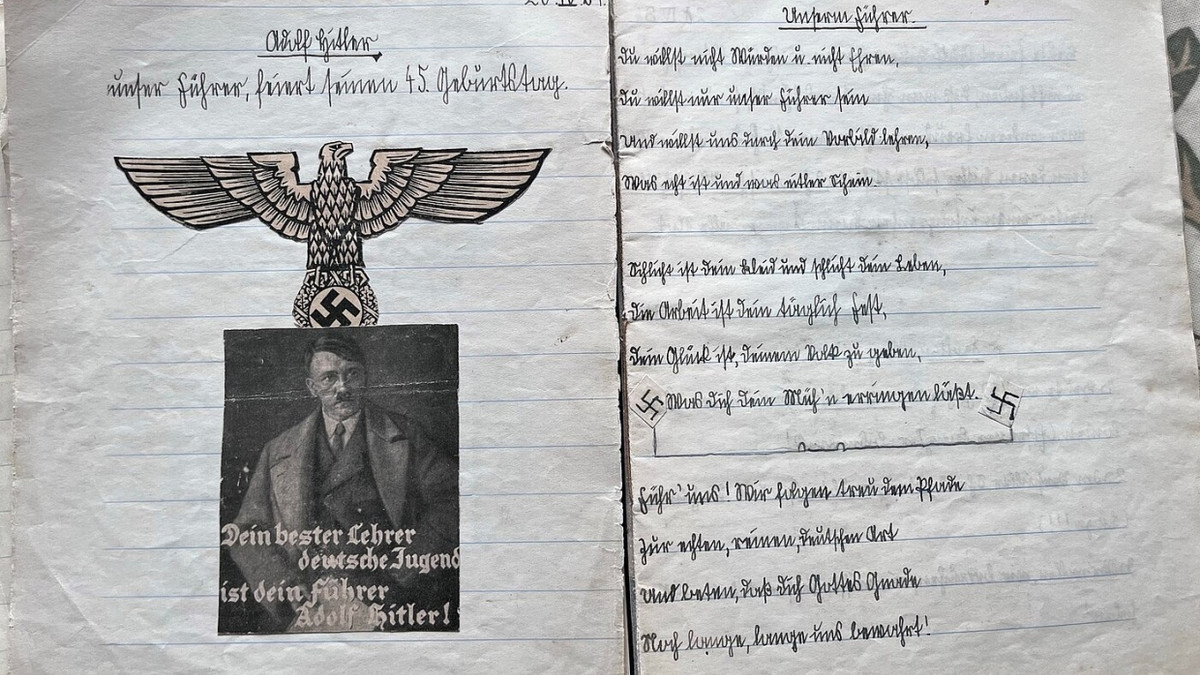 „Du willst nicht Würden und nicht Ehren, / Du willst nur unser Führer sein“: Zum 45. Geburtstag Adolf Hitlers mussten die Kinder in Edgar Feuchtwangers Münchner Schulklasse Geburtstagswünsche in Schönschrift verfassen. Edgar Feuchtwanger bewahrte das Heft auf. - Münchner Stadtmuseum