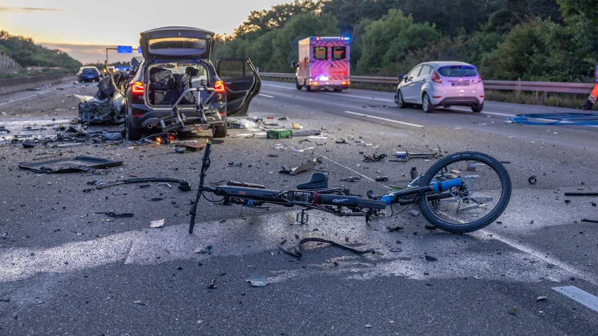 Die Autobahn musste den Angaben zufolge in beide Fahrtrichtungen bis zum frühen Morgen komplett gesperrt werden. - 5vision