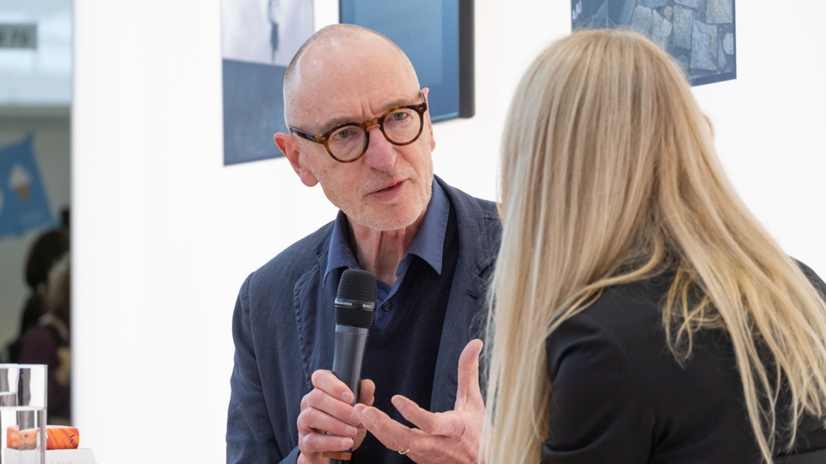 Ulrich Raulff stellt im Gespräch mit Tania Martini am Stand der F.A.Z. auf der Frankfurter Buchmesse sein Buch „Wie es euch gefällt – Eine Geschichte des Geschmacks“ vor. - Jannis Schubert