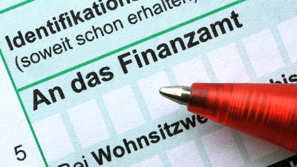 Formular für eine Einkommenssteuererklärung - dpa