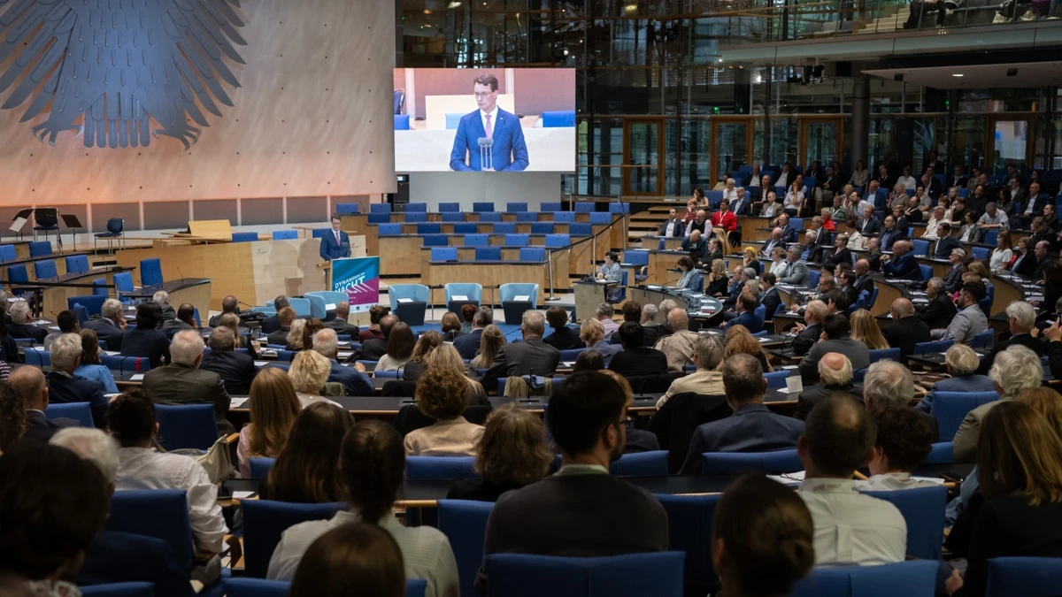 Die Teilnehmer des Historikertags hörten zur Eröffnung von Hendrik Wüst eine Rede von verblüffender Einfalt und bestechendem Scharfsinn. - B. Frommann