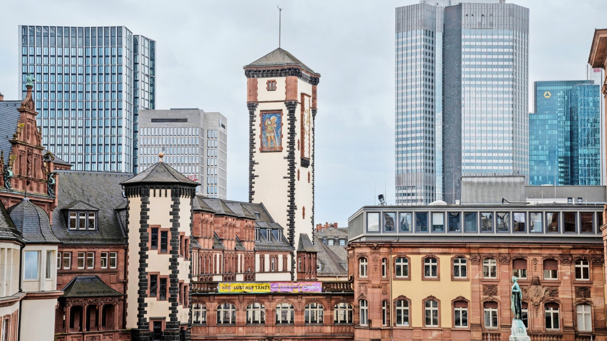Kleiner Turm zwischen großen Türmen: Der „Lange Franz“ soll um 22 Meter wachsen und das originalgetreue Dach zurückbekommen. - Maximilian von Lachner