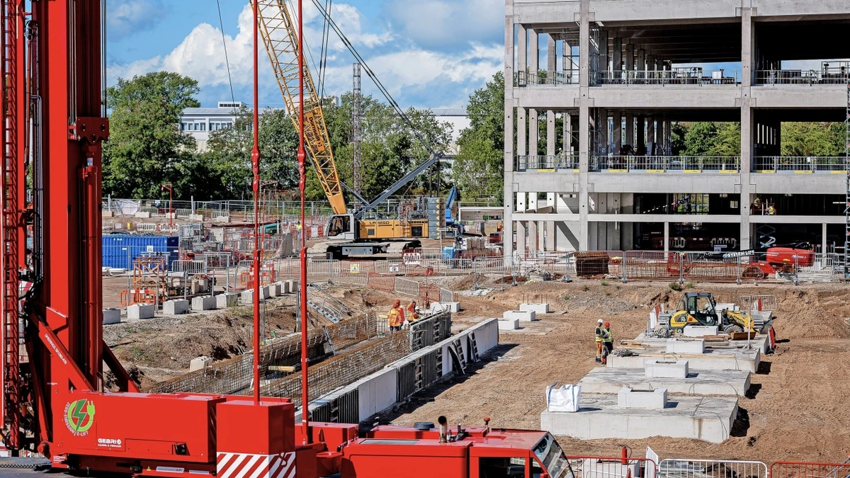 Von wegen Grundsteinlegung: Die Arbeiter haben auf dem Gelände in Hanau-Großauheim schon einen Rohbau des Campus hochgezogen. - Michael Braunschädel [F.A.Z.-Recht