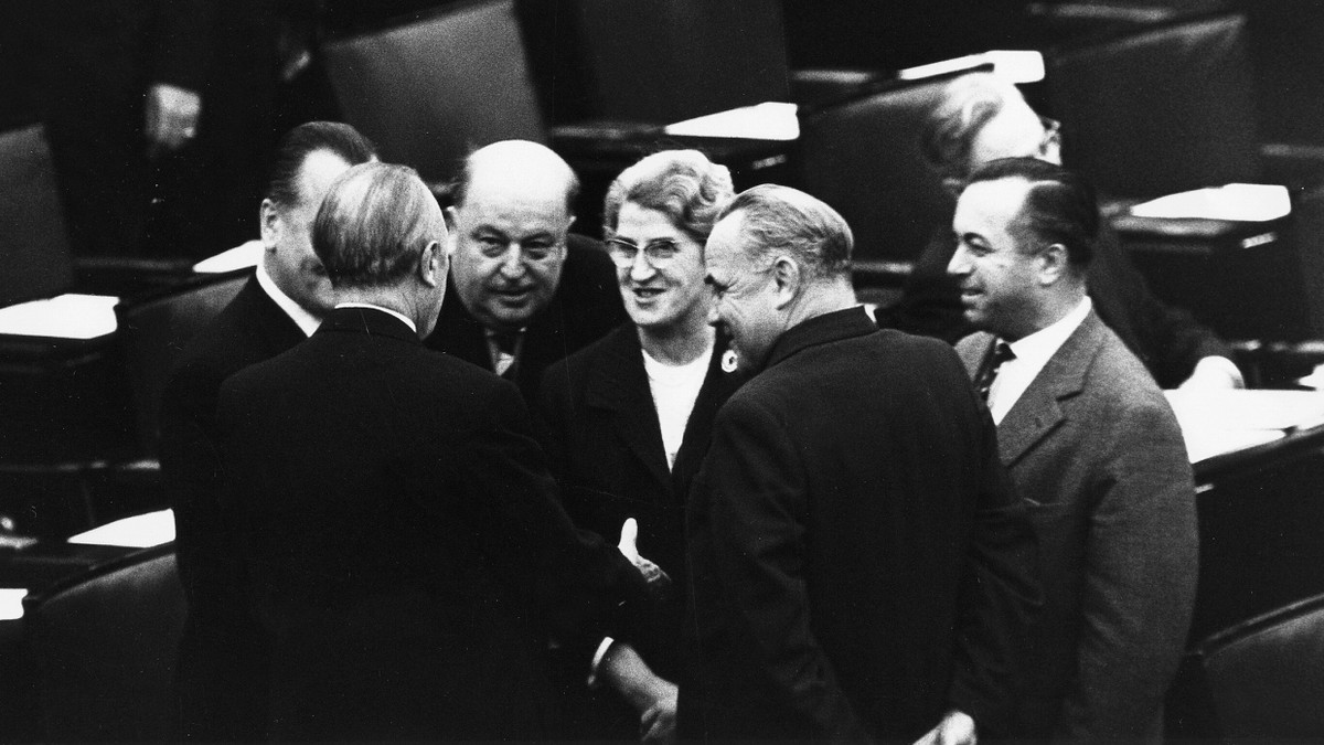 Als einzige Frau zwischen Männern (Konrad Adenauer steht links mit dem Rücken zur Kamera): Aenne Brauksiepe im Plenarsaal des Bundestages - Picture Alliance