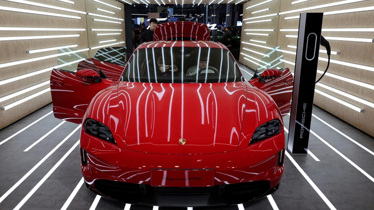 Auf Elektroautos wie den Porsche Taycan GTS wollen die Stuttgarter nicht mehr komplett setzen. - Reuters