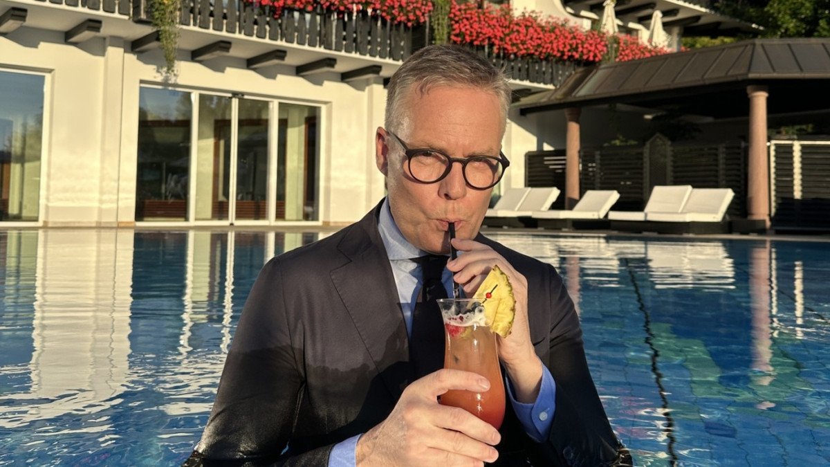 Für eines seiner meist gesehenen Videos stieg Michael Stoermer sogar mit Anzug in den Pool. - Liam Rudolph