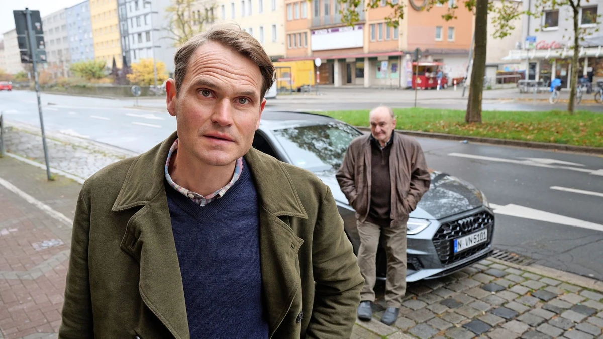 Bilden eine Fahrgemeinschaft, zwangsweise: Fabian Hinrichs und Sigi Zimmerschied. - BR/Hager Moss Film GmbH/Bernd Sc