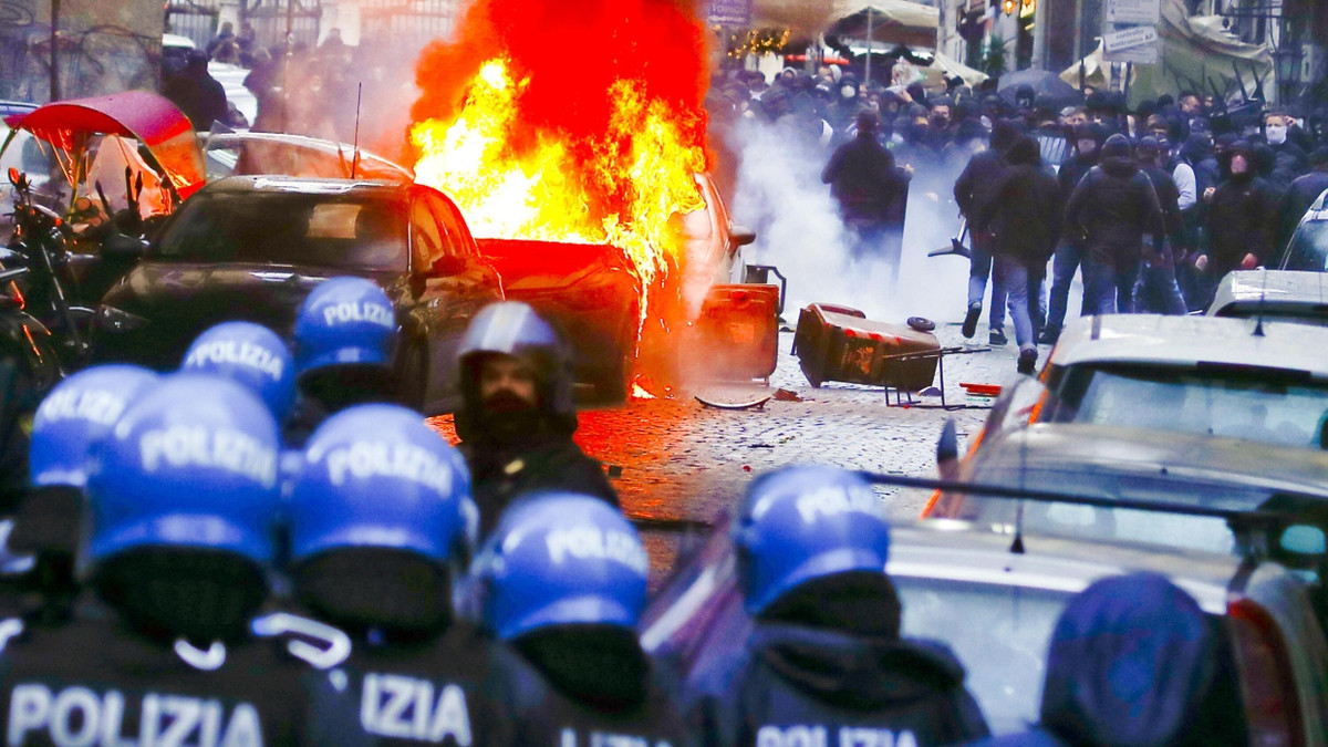 Straßenschlacht: italienische Polizisten und Anhänger von Eintracht Frankfurt im Jahr 2023 in Neapel - EPA