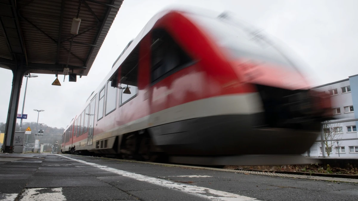 Auf einem Roller stehend: Jugendlicher lässt sich von Zug über Bahnsteig ziehen