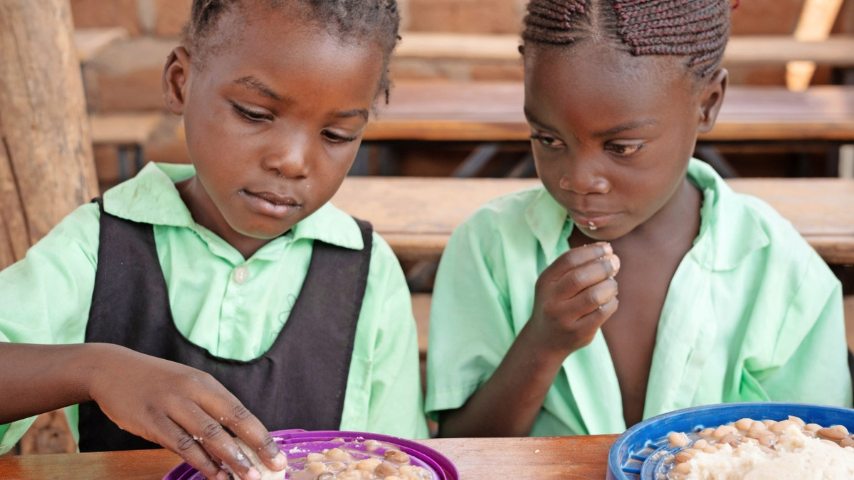 Schülerinnen der Mangaba Community School im Bezirk Chirundu beim Schulessen, dem typischen Maisbrei Nashima mit Bohnen. - Frank Röth