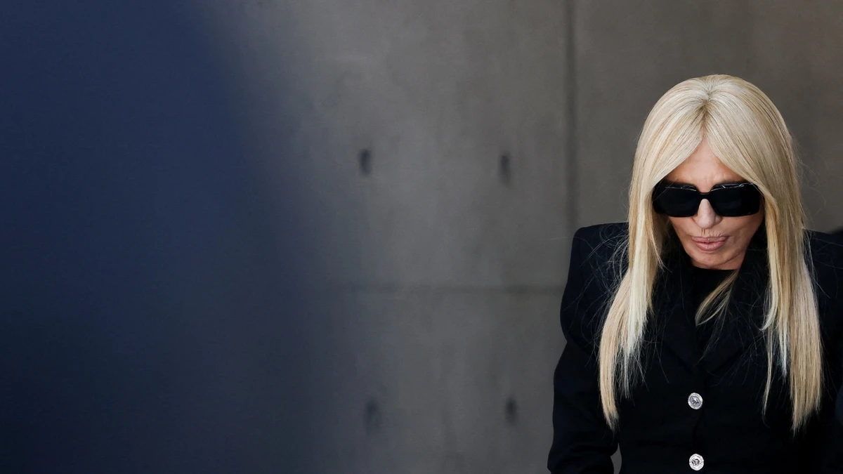 Auch Donatella Versace nahm am Sarg des verstorbenen Modemachers Giorgio Armani Abschied. - Reuters