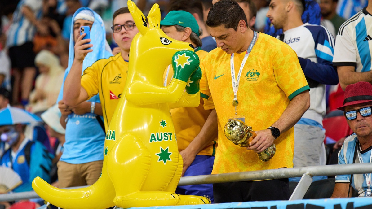 Können sich voraussichtlich schon mal auf eine WM im Januar einstellen: australische Fußballfans (hier bei der WM in Qatar 2022) - picture alliance / Peter Schatz
