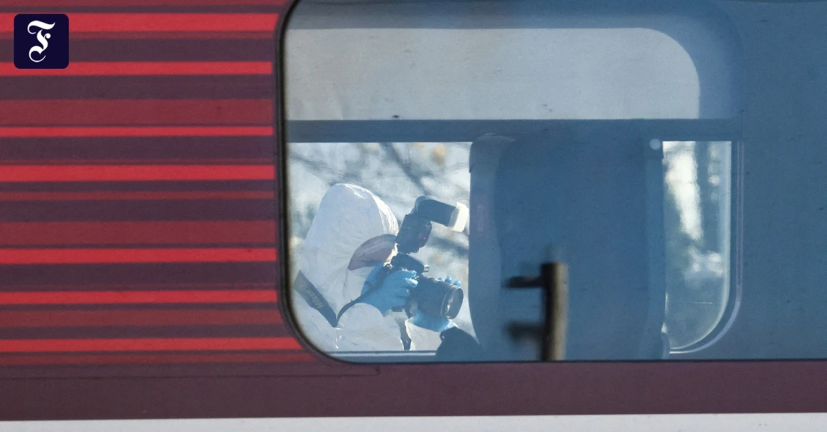 Messerangriff in England: Tatverdächtiger nach Messerattacke im Zug angeklagt