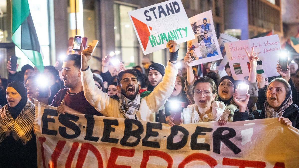 Unversöhnlich: Aktivisten feiern den „palästinensischen Widerstand“ auf Frankfurts Straßen. - Lucas Bäuml