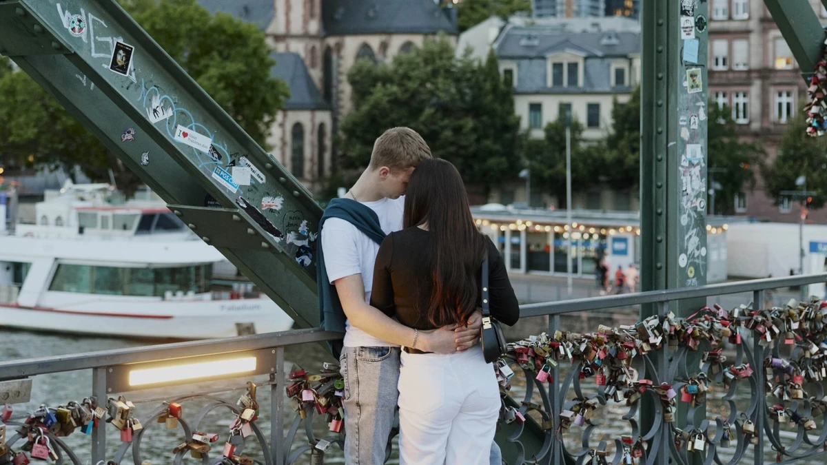 „Online-Dating-Burn-out“: Viele Menschen haben das Schreiben auf Online-Plattformen satt und wollen sich im echten Leben kennenlernen. - Jasper Hill