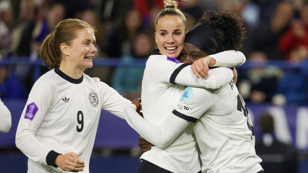 Wird von ihren Mitspielerinnen Sjoeke Nüsken (links) und Giulia Gwinn (mittig) bejubelt: Nicole Anyomi - picture alliance / Fotostand