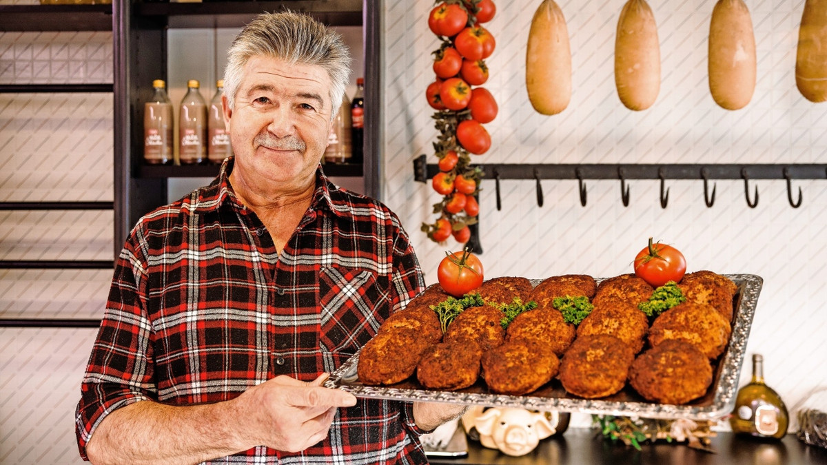Dieter Tombers Frikadellen sind weit über Frankfurt hinaus bekannt. - Lando Hass